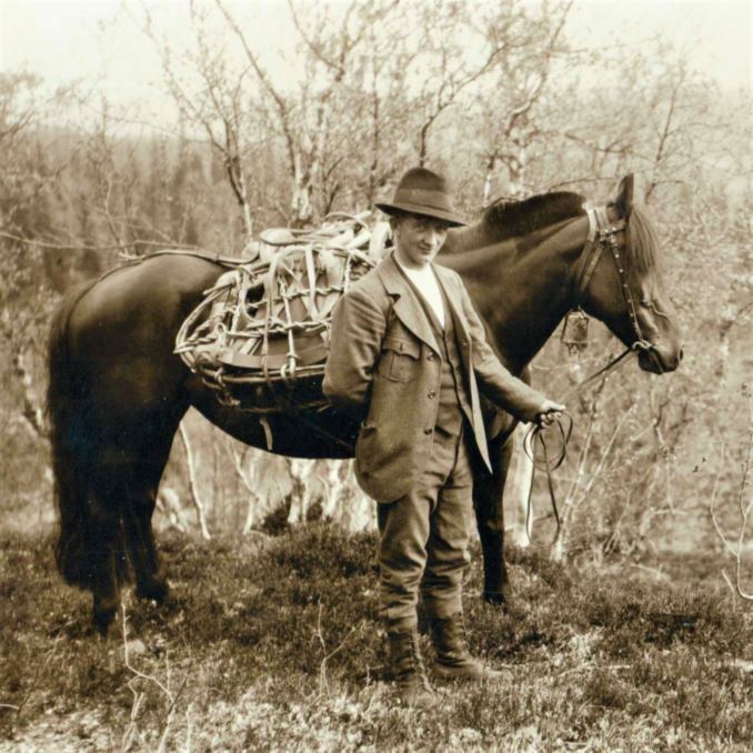 Äldre svartvitt foto föreställande häst och man