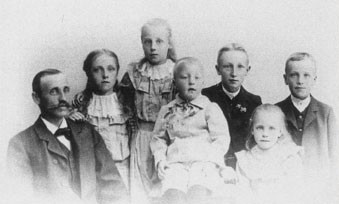 Familjeporträtt från slutet av 1800-talet. Fotografen okänd.