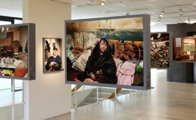 Del av fotoutställningen som visas i Riksarkivets lokaler i Stockholm.