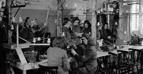 Lottor arbetar vid växel år 1943. Fotograf R Ericsson.