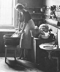 foto av kvinna som utför hushållsarbete