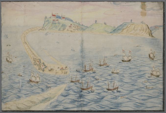Akvarell över segelfartyg och mindre båtar på väg genom ett smalt inlopp till en bukt. På båda sidor av sundet ligger segelfartyg och mindre båtar. På land syns befästningar och i bakgrunden kullar med byggnader.
