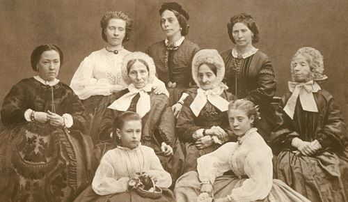 Foto: Nio judiska kvinnor från släktkretsen Gisiko. Fotot taget år 1864. Foto från Judiska museet, fotograf okänd.