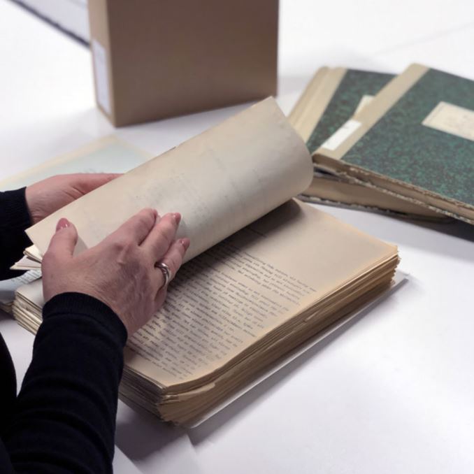 Arkivanvändare tar del av arkivhandlingar i Riksarkivets läsesal