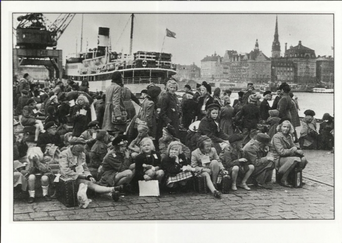 En stor grupp barn vid kajen i Stockholm