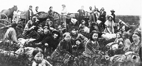 En svartvit bild av en grupp människor som sitter