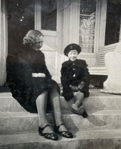 En kvinna och en flicka sitter på en trappa