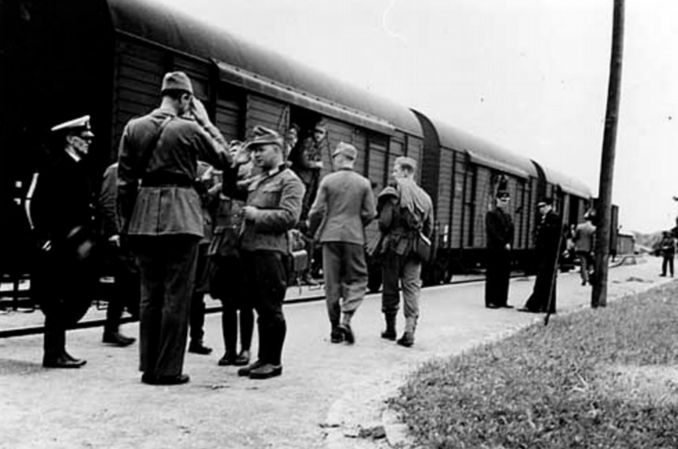 Ett tåg med soldater i förgrunden