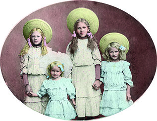 Ett porträtt av fyra flickor i vita känningar, ca 1904