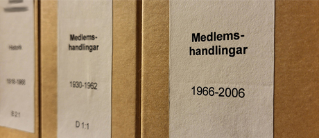 Lådor märkta ”Medlemshandlingar” med datum från 1930–1962 och 1966–2006, placerade på en hylla.