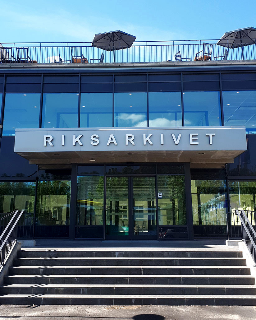 Entrén till Riksarkivet i Täby.