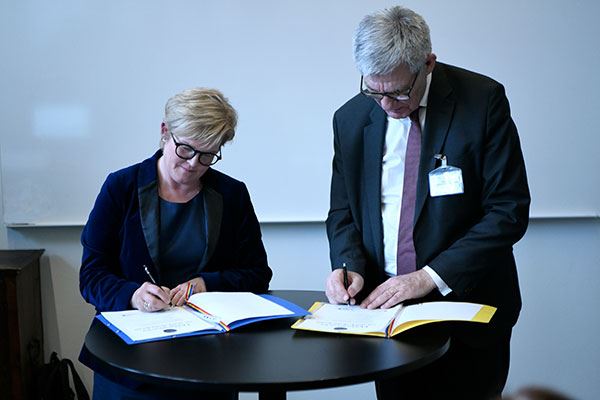 Bild föreställande Karin Åström Iko och Peter Örn som skriver under demokratideklarationen