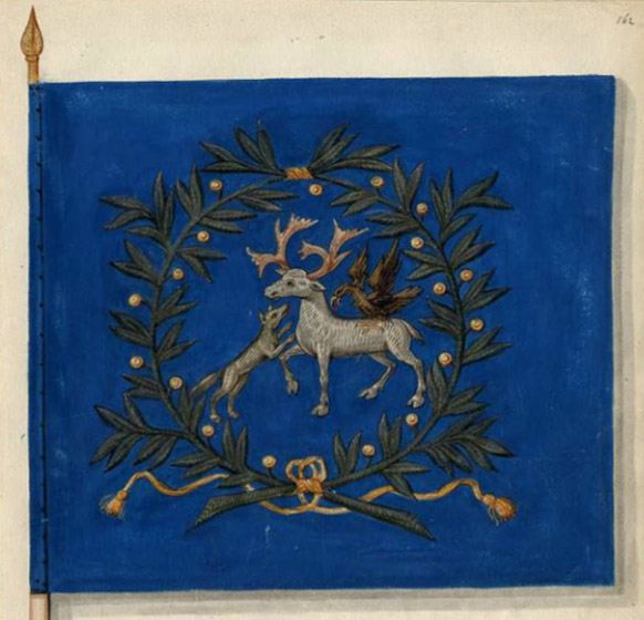 En blå fana med ett emblem som visar ett hjortdjur med en stor fågel på ryggen och ett annat mindre djur framför sig omgiven av en grön lagerkrans