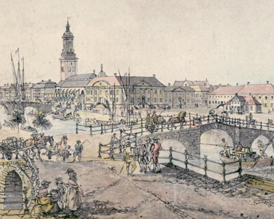 Livlig stadsmiljö med en stenbro över en kanal, människor i olika sysslor och hästdragna vagnar.