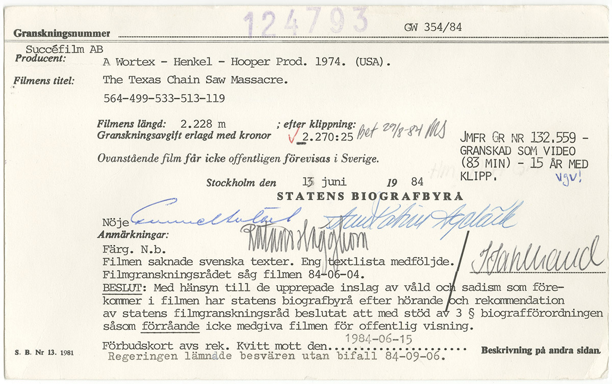 Granskningskort från Statens Biografbyrå för filmen 'The Texas Chain Saw Massacre' (1974). Kortet innehåller information om granskning, klippning och beslut att inte tillåta offentlig visning i Sverige