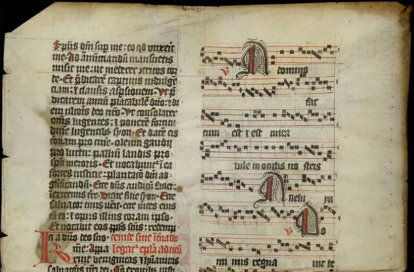 En gammal skrift på latin och musiknoter i svart och rött bläck.