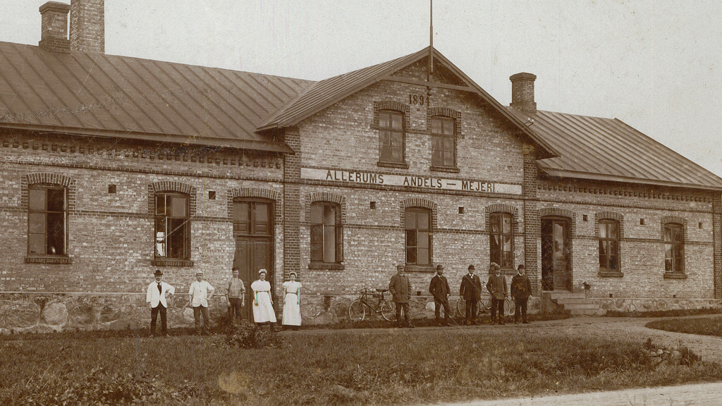 Allerums andelsmejeri, en tegelbyggnad från 1894, med flera personer stående framför