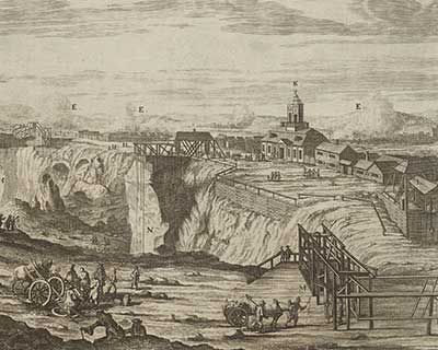 Illustartion skapad av AI som visar en man på en plattform som talar till en grupp arga män nedanför plattformen.