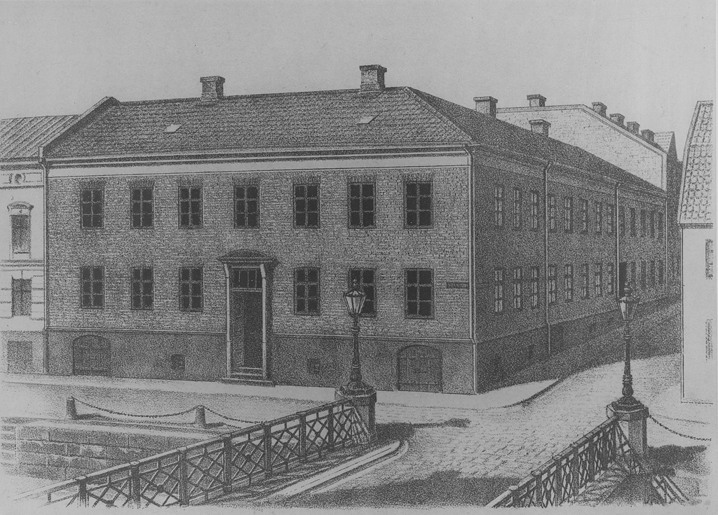 En teckning av ett stort tegelhus vid en bro över vatten, med lyktstolpar och kullerstensgata framför.