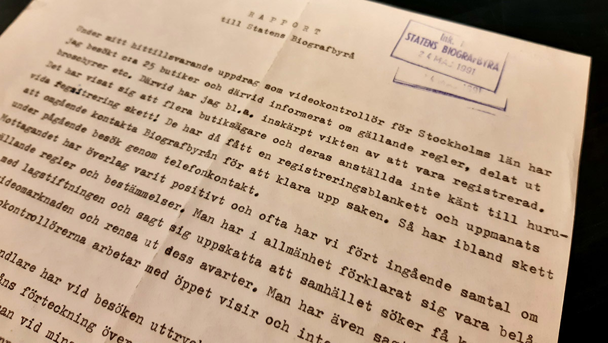 Närbild av en maskinskriven rapport till Statens Biografbyrå angående videokontroll i Stockholms län