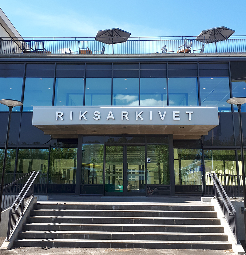 Bilden föreställer entrén vid Riksarkivet Täby