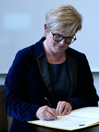 Karin Åström Iko skriver under demokratideklarationen den 13 mars 2020.