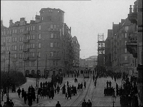 Stillbild från journalfilm som visar Aschebergsgatan i Göteborg 1916.