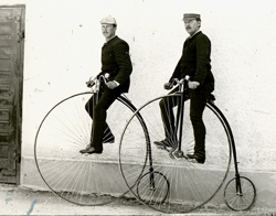 Höghjulingar, foto från omkring 1900 - Landsarkivet i Visby