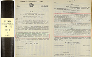 En skrivelse och en bokrygg med texten Svensk författningssamling 1952