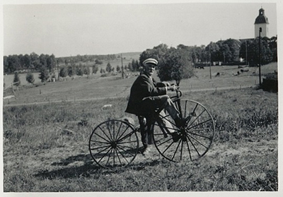 En man på en gammal cykel