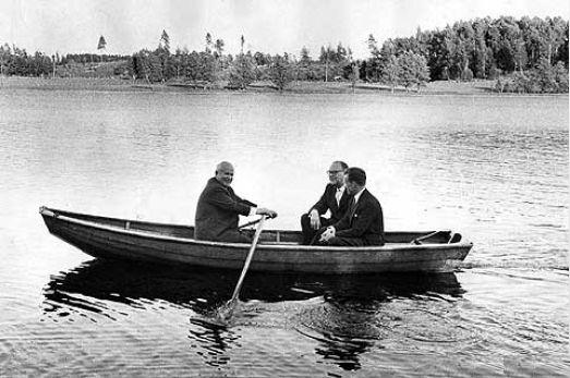 På bilden ses Nikita Chrusjtjov, Sovjets parti- och regeringschef tillsammans med Sveriges statsminister Tage Erlander samt en tolk roendes en eka vid Harpsund.