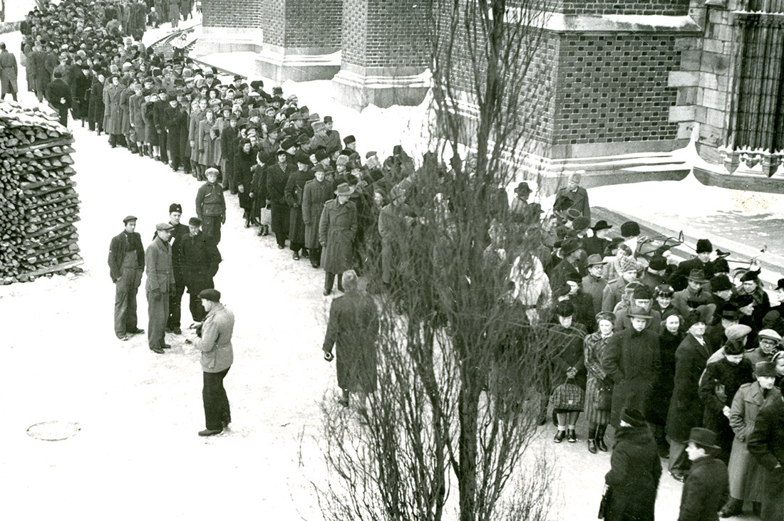 Lång kö vid domkyrkan den 28 februari 1946. Foto: Uppsala Bild.