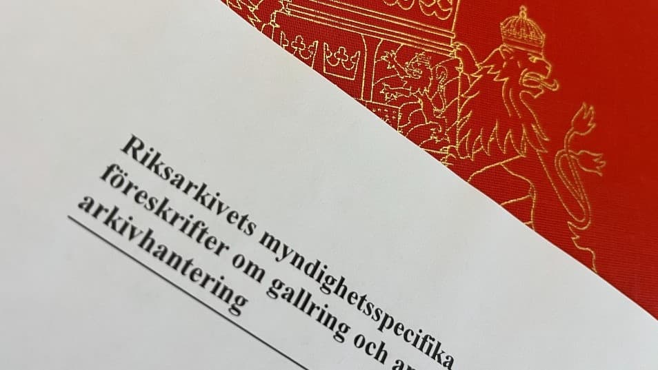 Ett papper med texten "Riksarkivets myndighetsspecifika föreskrifter om gallring och annan arkivhantering" och i bakgrunden stora riksvapnet