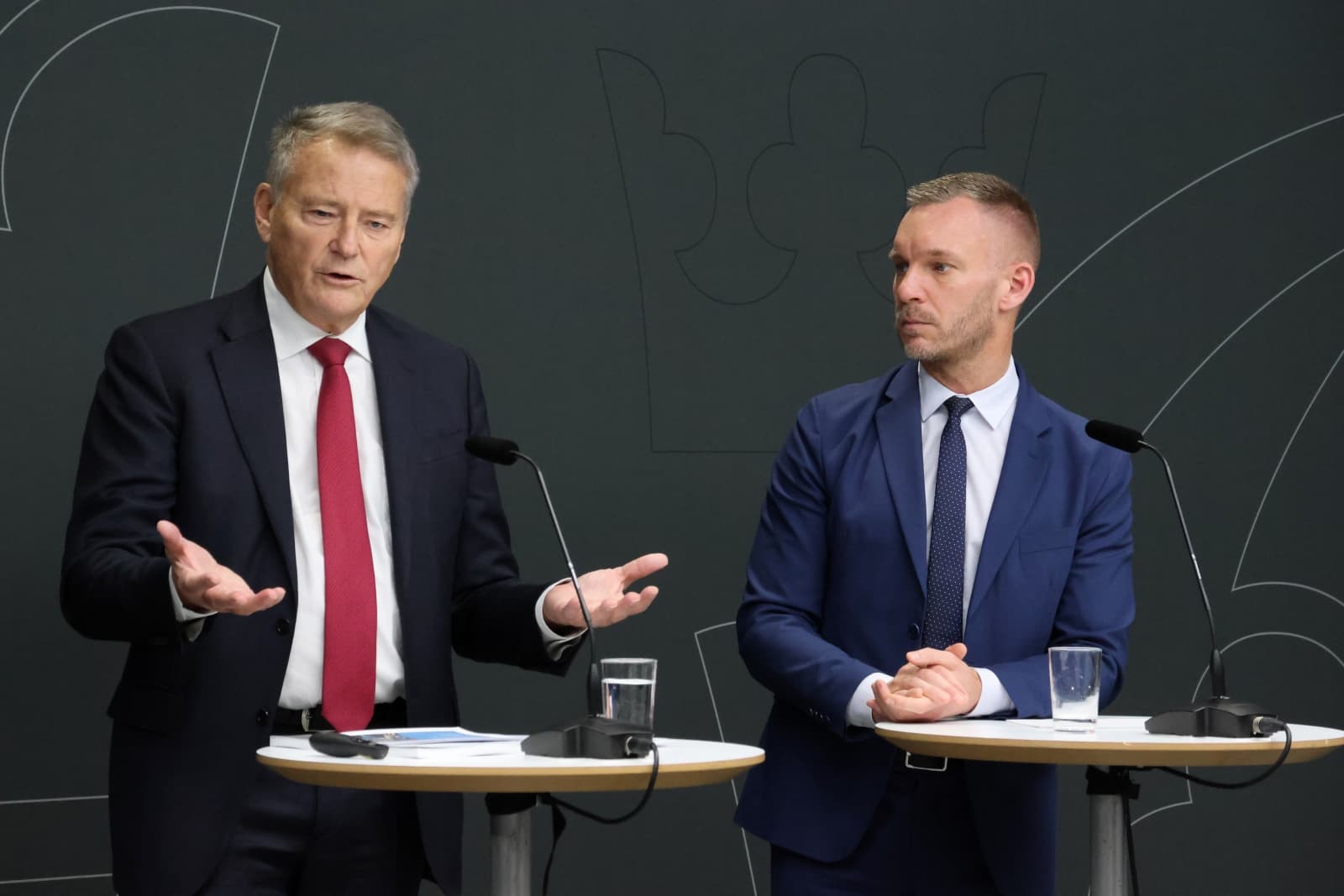 Två män på en presskonferens