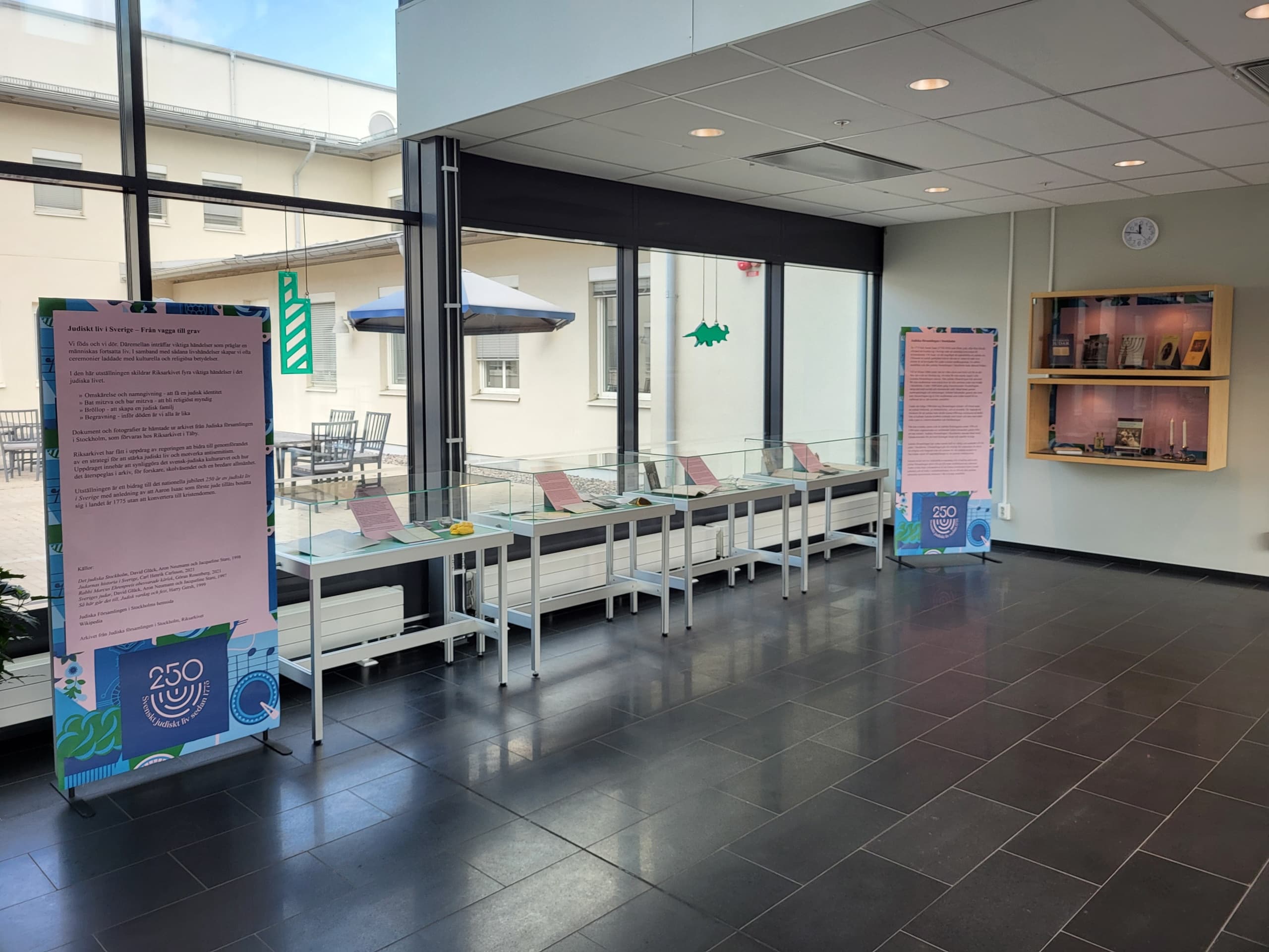 montrar i en hall