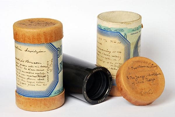 Tre behållare på ett bord