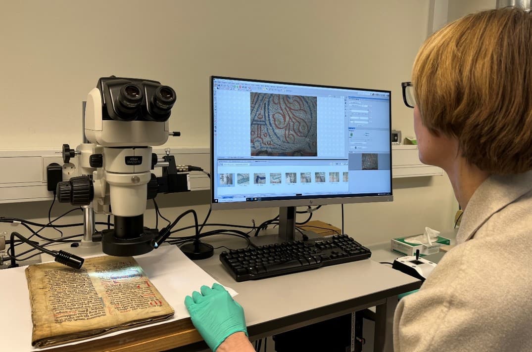 En person analyserar dokuemnt