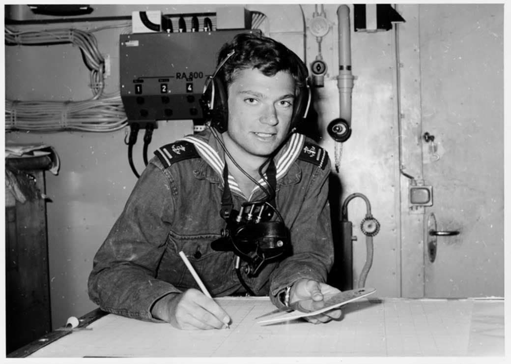 En person med hörlurar håller i en penna