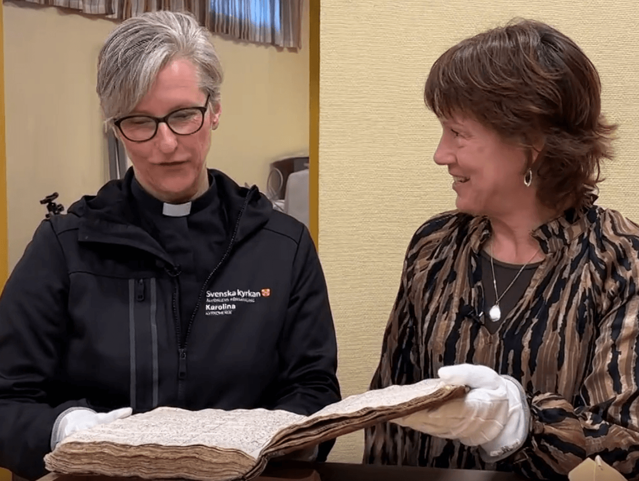 Två kvinnor och en bok.