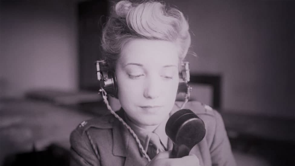 Person i militäruniform talar i telefon.