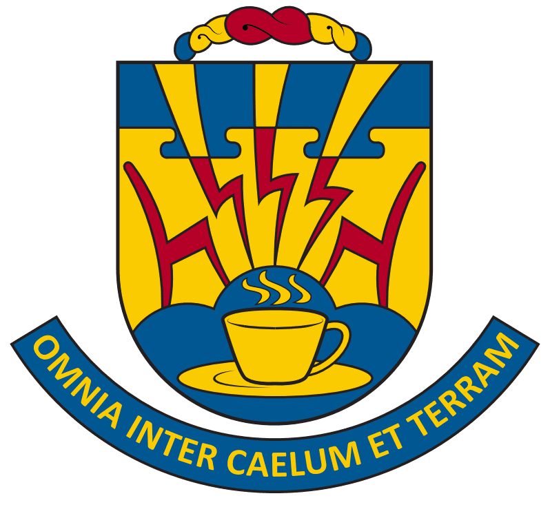 Vapensköld i gult, rött och blått med kaffekopp, stolar och tre blixtar. Under står texten "omnia inter caelum et terram".