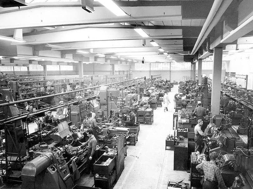 Översiktsvy över verkstad med flera människor i arbete.