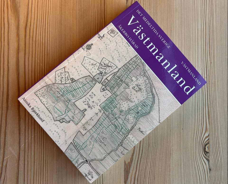 Bok med karta på omslaget och titeln Det medeltida Sverige: Västmanland.