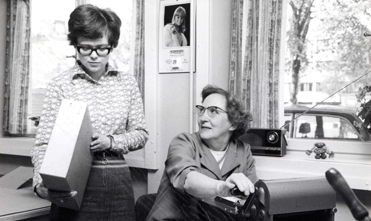 Två personer på ett kontor.