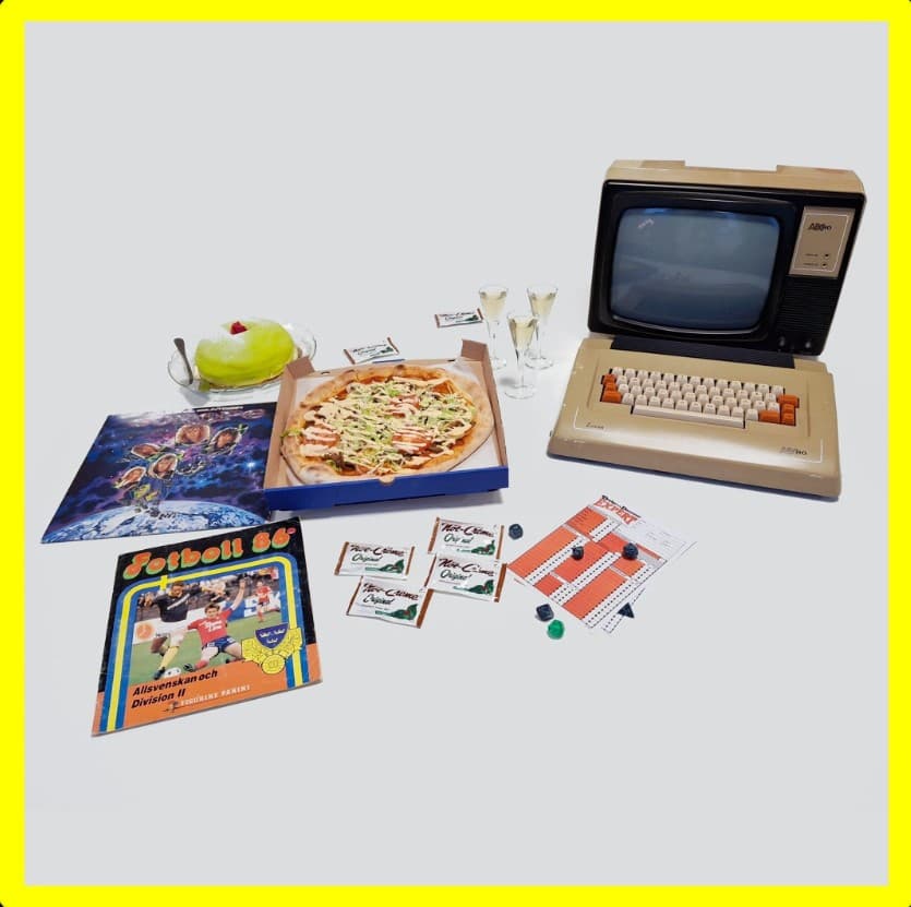 En tidig dator, en pizza, en prinsesstårta, ett skivomslag mm. mot vit bakgrund.