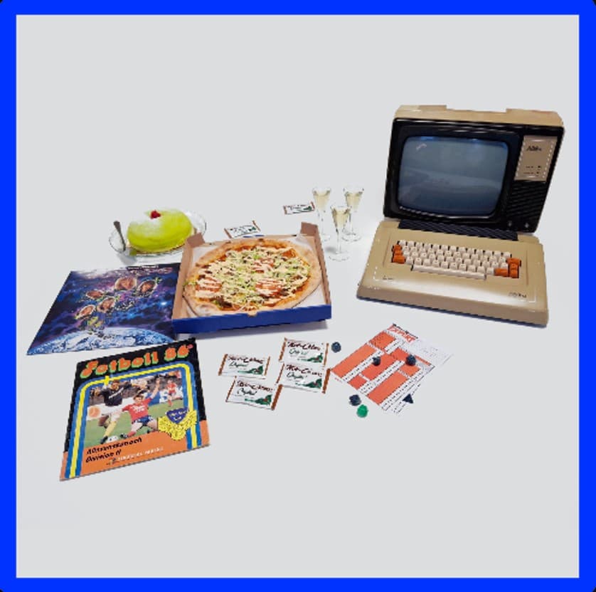En tidig dator, en pizza, en prinsesstårta, ett skivomslag mm. mot vit bakgrund.
