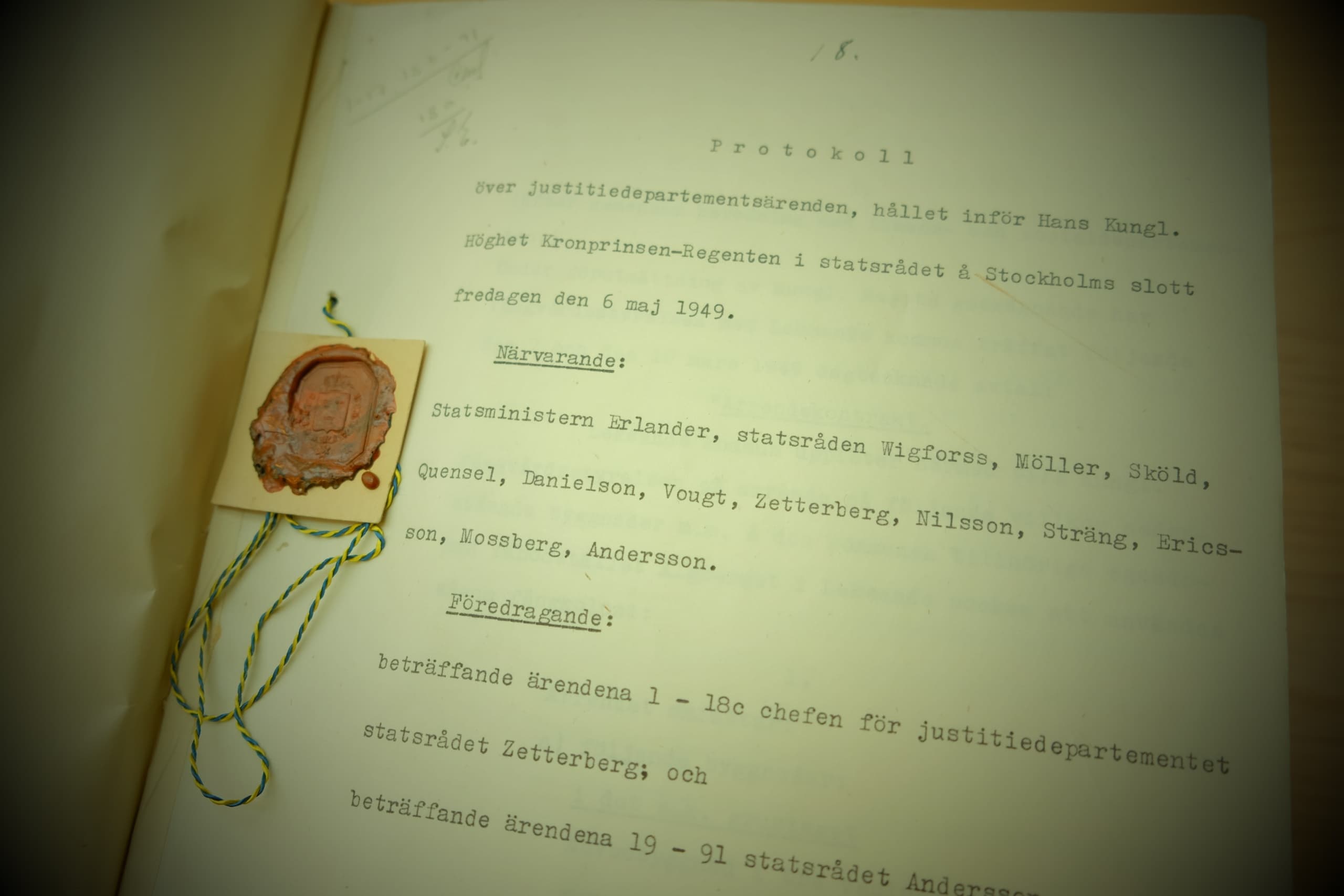 Närbild av ett protokoll från 1949.