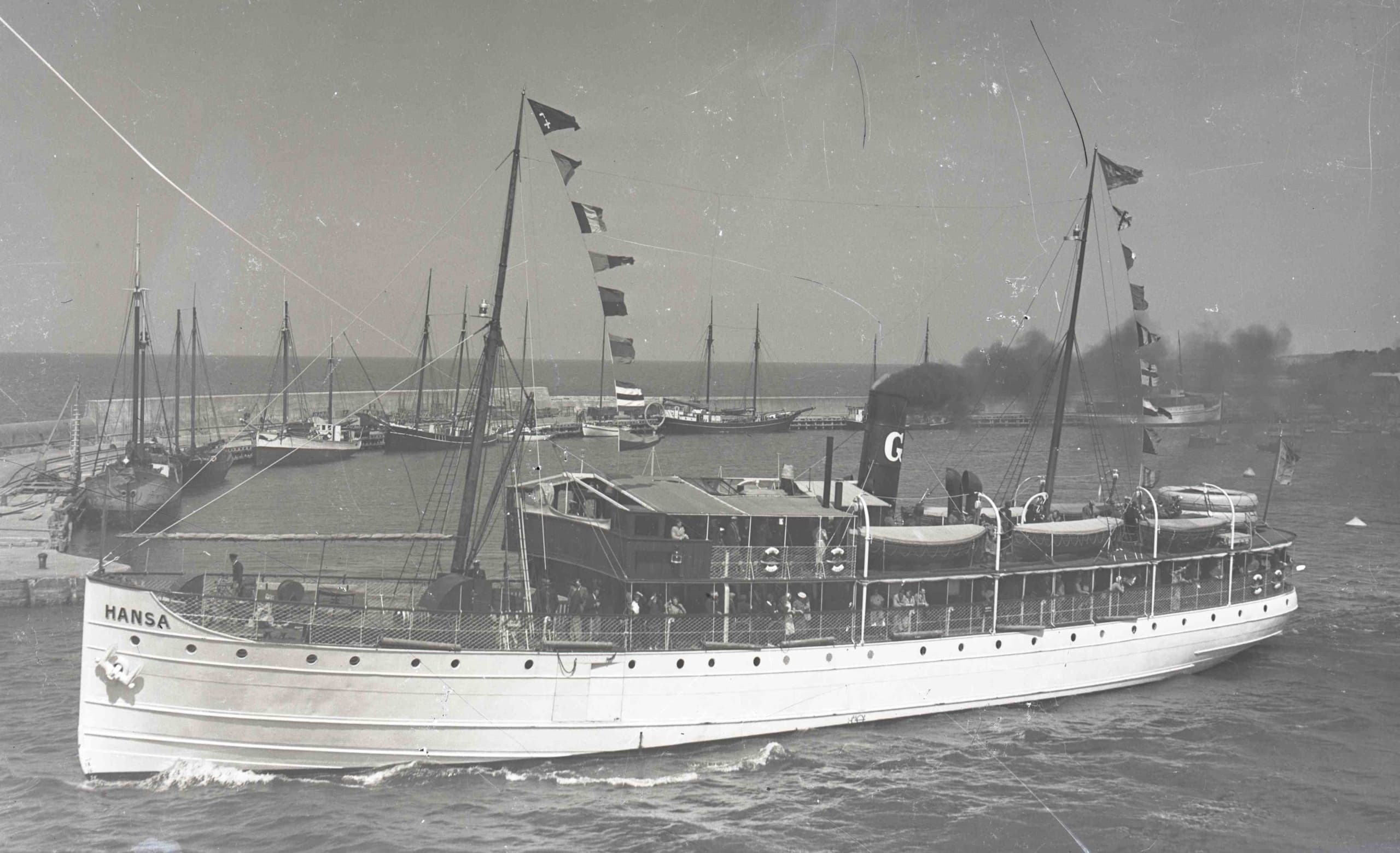 Äldre svartvitt fotografi av ett fartyg.