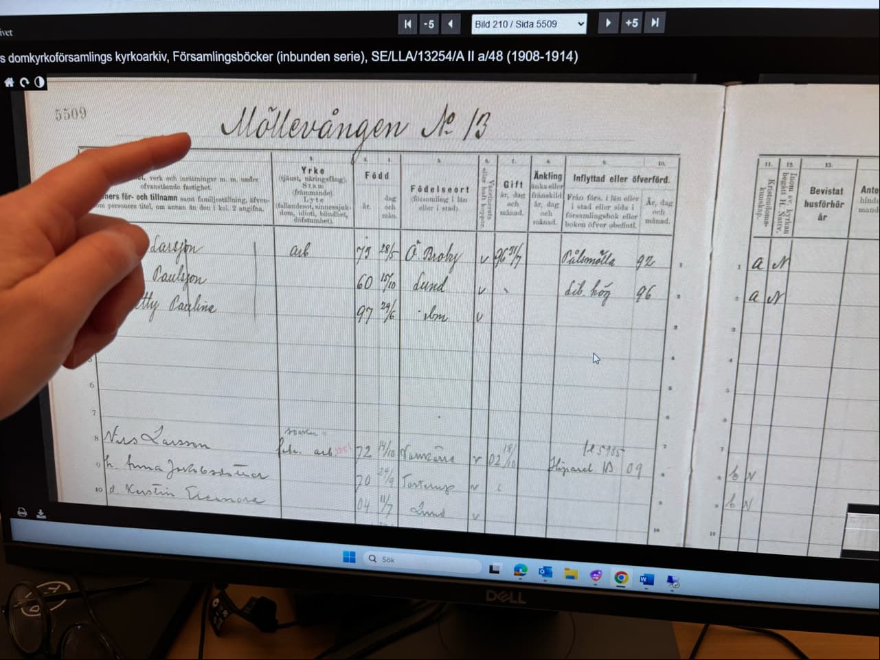 Sida ur en svensk församlingsbok med en hand som pekar på en rad.