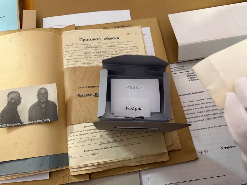 Arkivhandlingar på ett bord